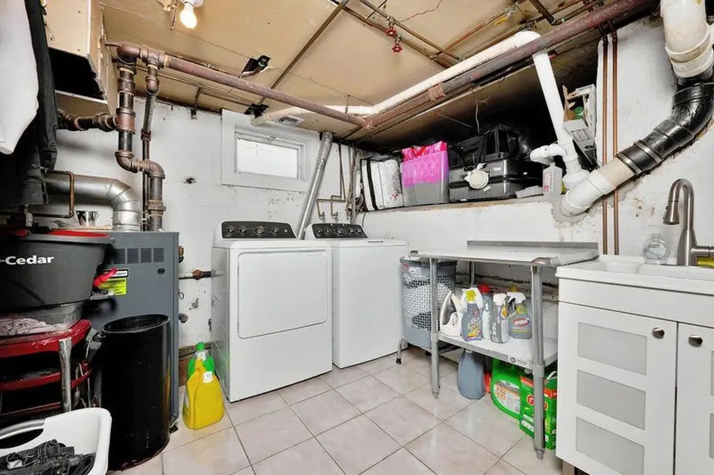 33 Hanover Place Merrick NY 11566