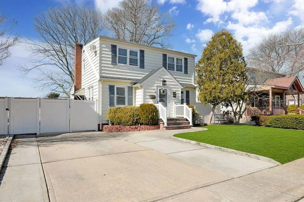 33 Hanover Place Merrick NY 11566