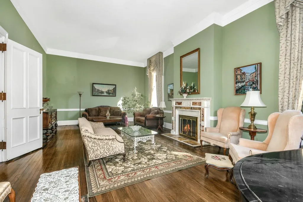 22 Suellen Road Islip NY 11751