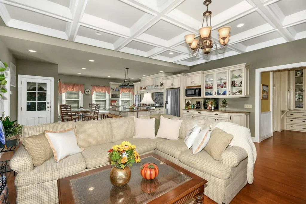 22 Suellen Road Islip NY 11751