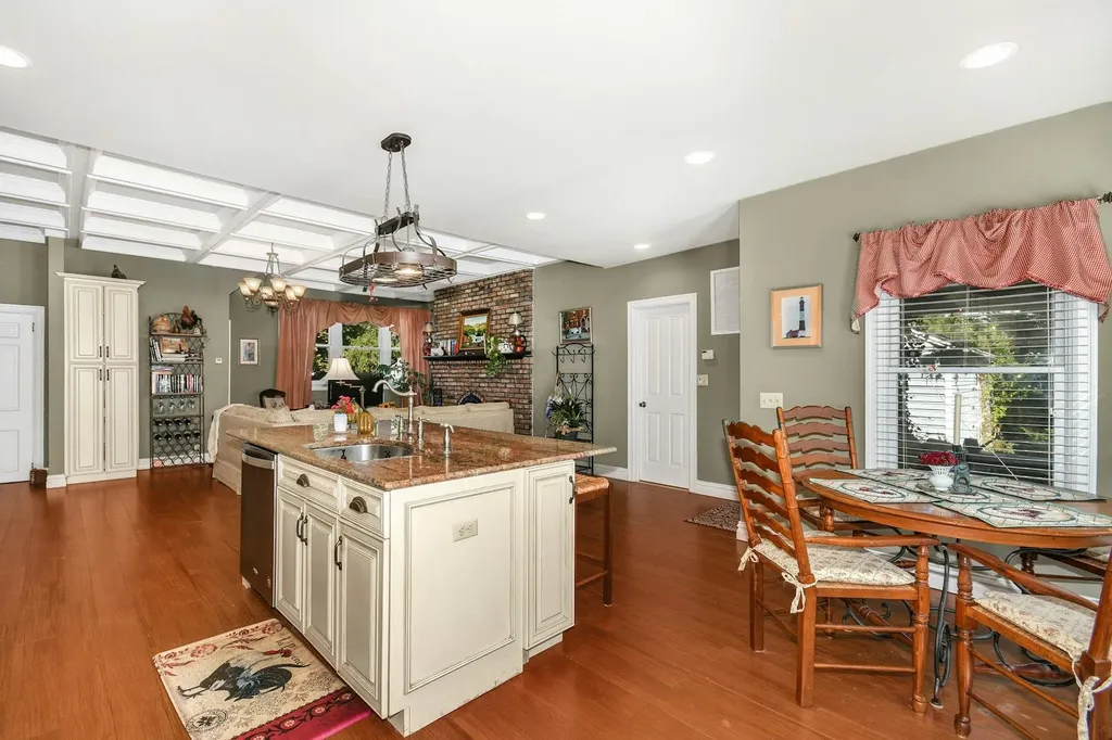 22 Suellen Road Islip NY 11751