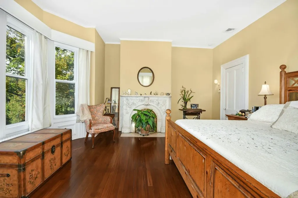 22 Suellen Road Islip NY 11751