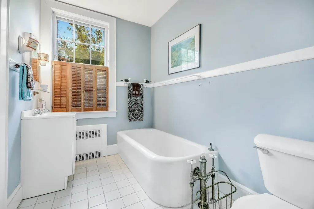 22 Suellen Road Islip NY 11751