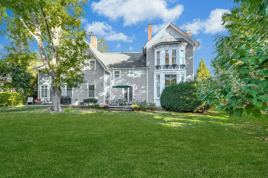 22 Suellen Road Islip NY 11751