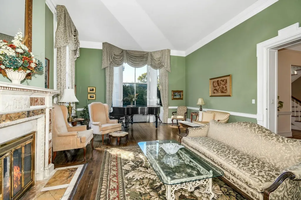 22 Suellen Road Islip NY 11751