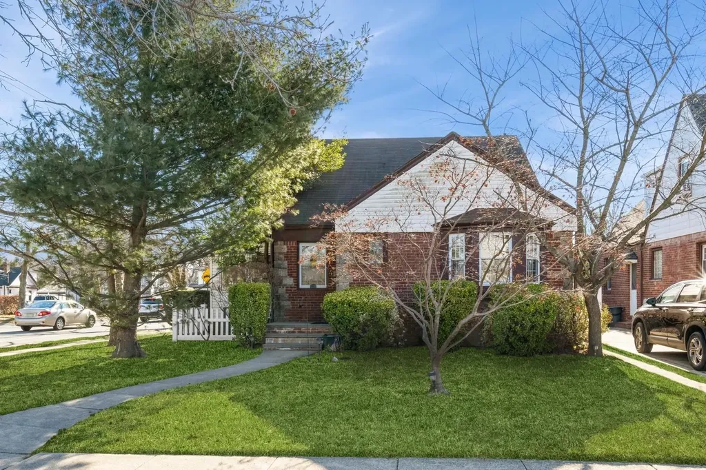 4 Ackley Avenue Malverne NY 11565