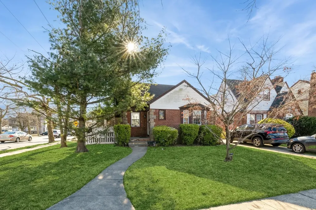 4 Ackley Avenue Malverne NY 11565