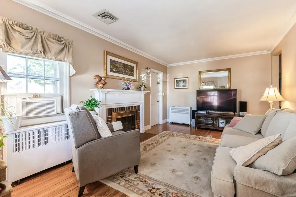 4 Ackley Avenue Malverne NY 11565