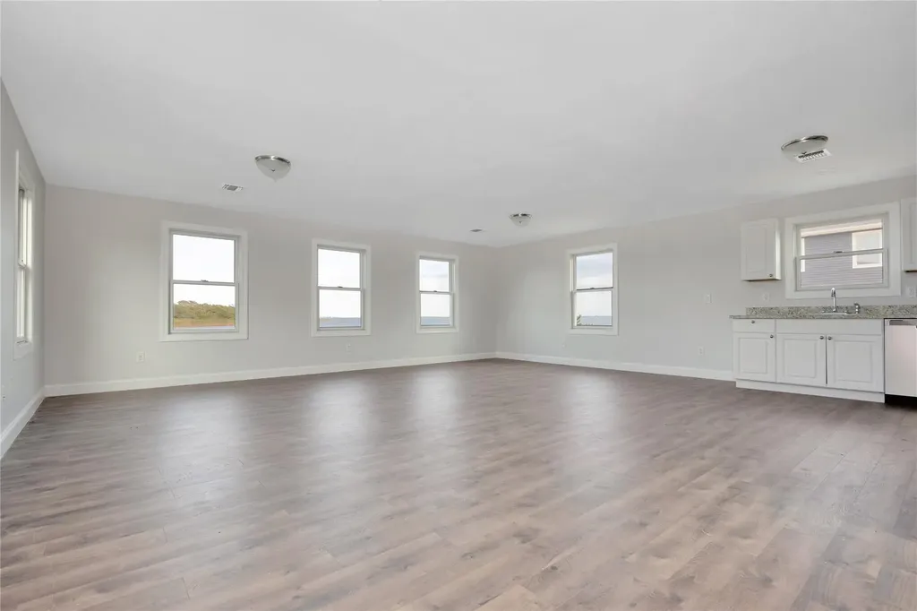 823 Venetian Boulevard Lindenhurst NY 11757