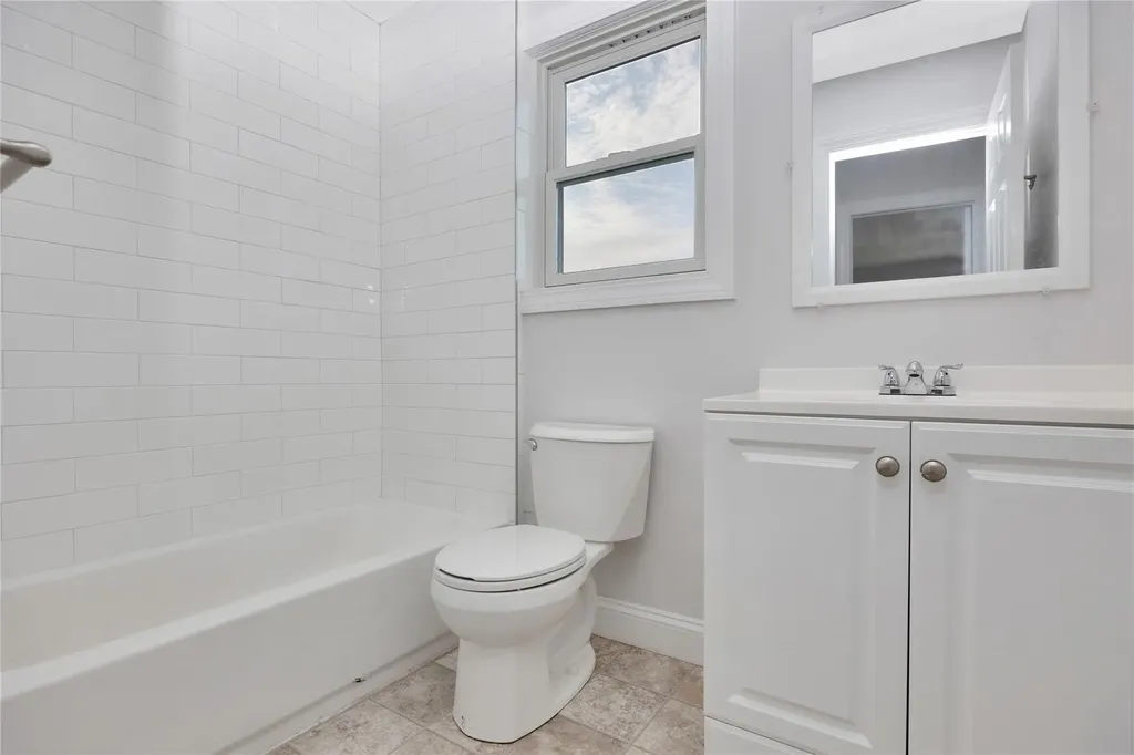 823 Venetian Boulevard Lindenhurst NY 11757