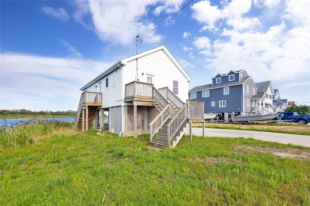 823 Venetian Boulevard Lindenhurst NY 11757