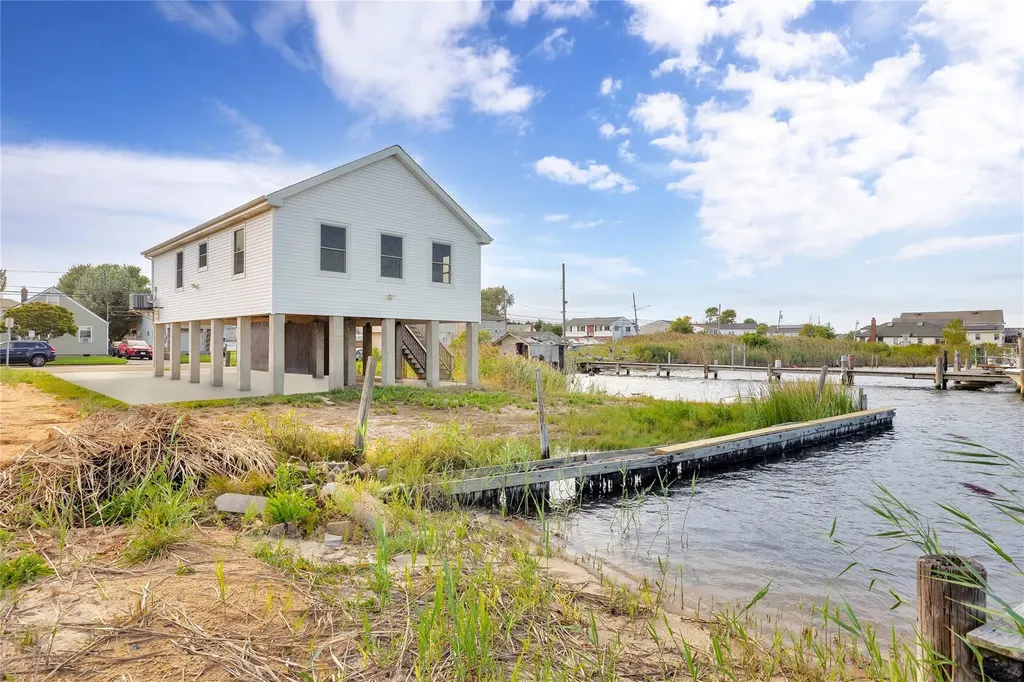 823 Venetian Boulevard Lindenhurst NY 11757