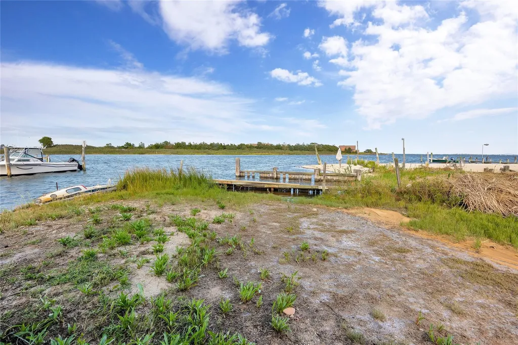 823 Venetian Boulevard Lindenhurst NY 11757