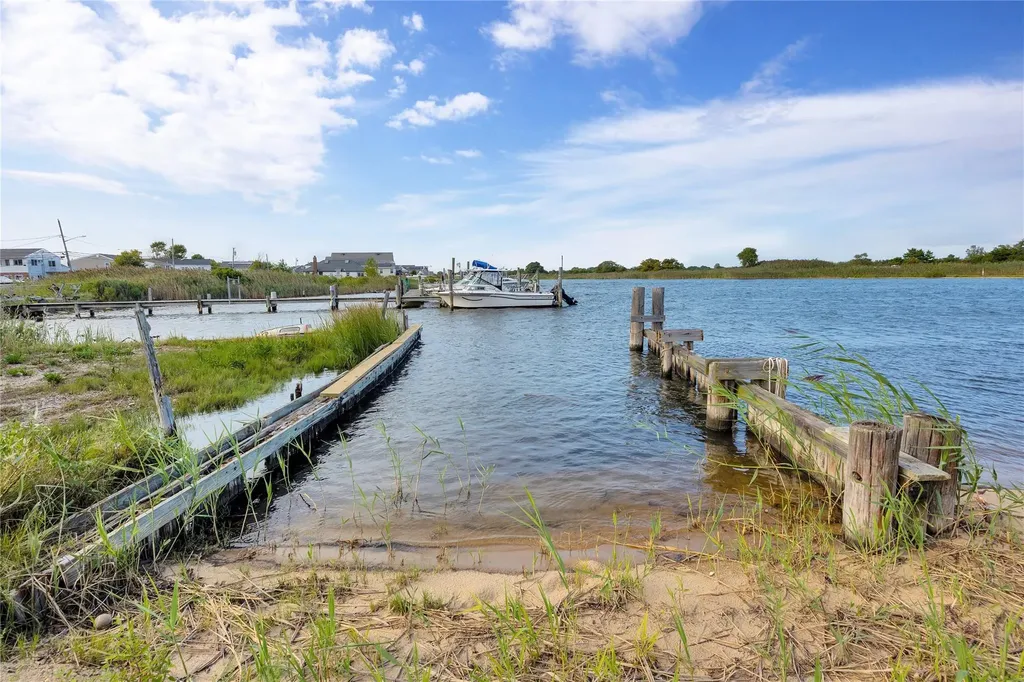 823 Venetian Boulevard Lindenhurst NY 11757