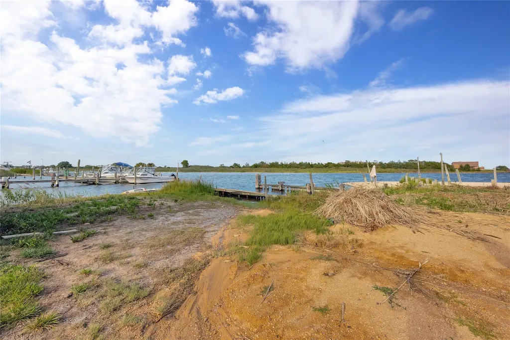 823 Venetian Boulevard Lindenhurst NY 11757