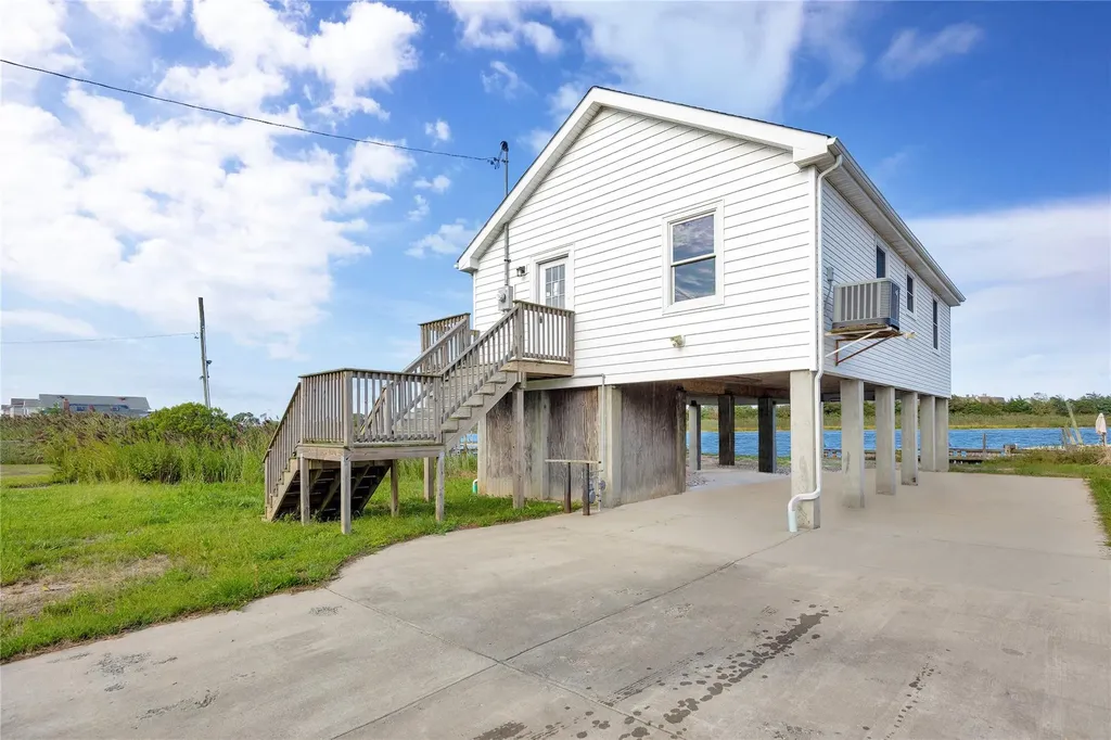 823 Venetian Boulevard Lindenhurst NY 11757