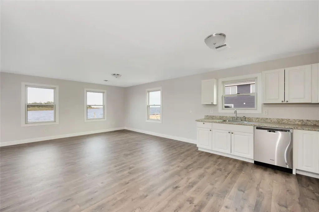 823 Venetian Boulevard Lindenhurst NY 11757