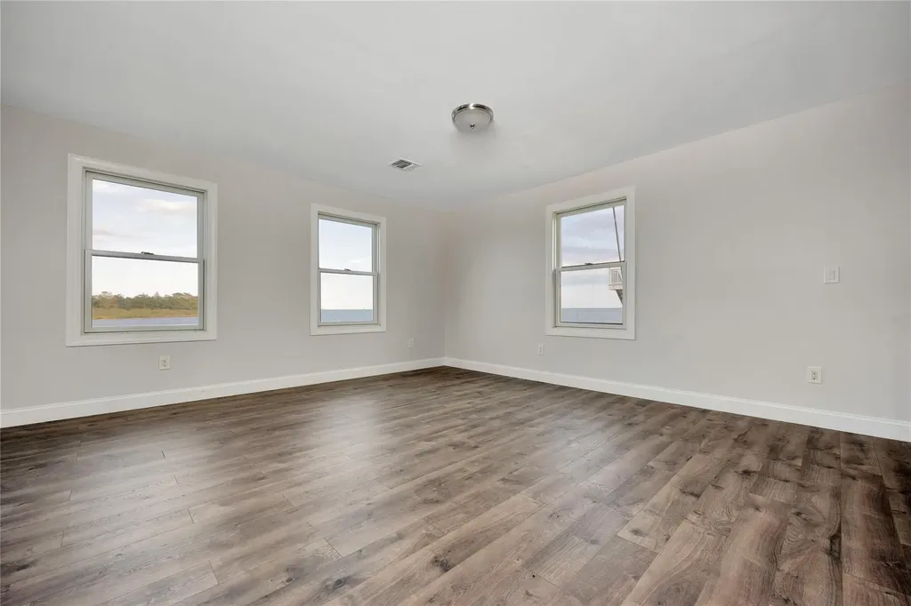 823 Venetian Boulevard Lindenhurst NY 11757