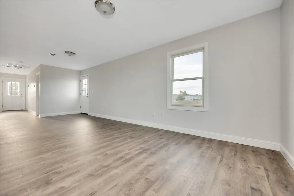 823 Venetian Boulevard Lindenhurst NY 11757