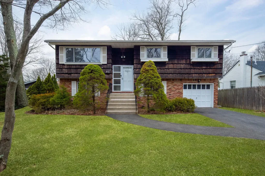 25a Winthrop Drive Woodbury NY 11797