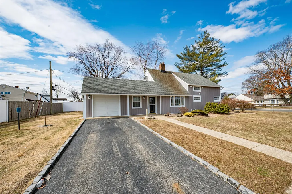 351 Duckpond Drive E Wantagh NY 11793