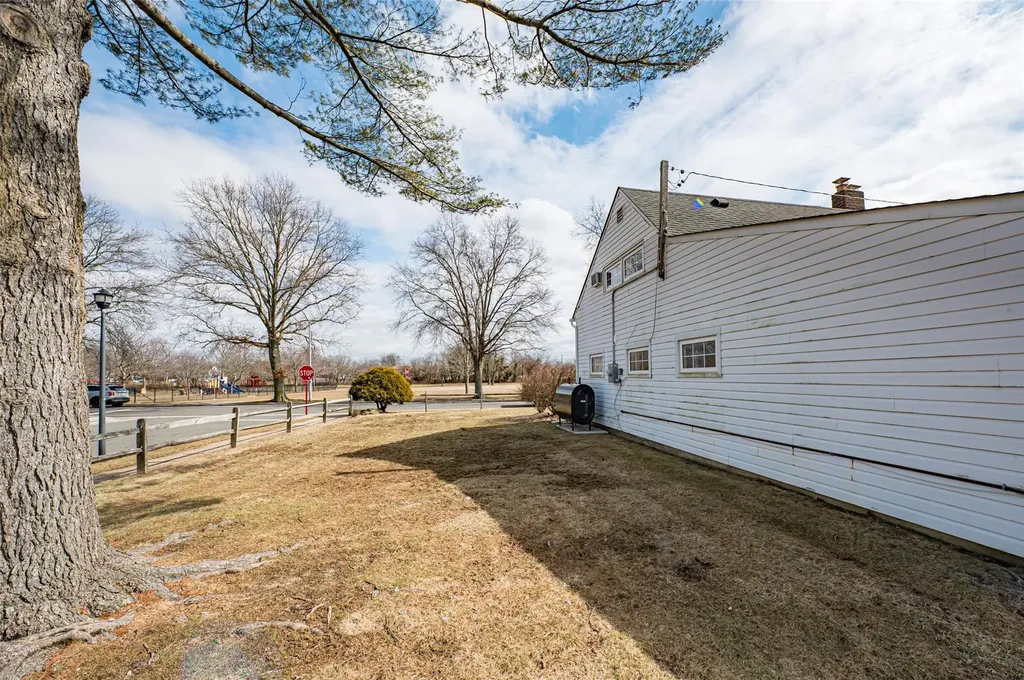 351 Duckpond Drive E Wantagh NY 11793