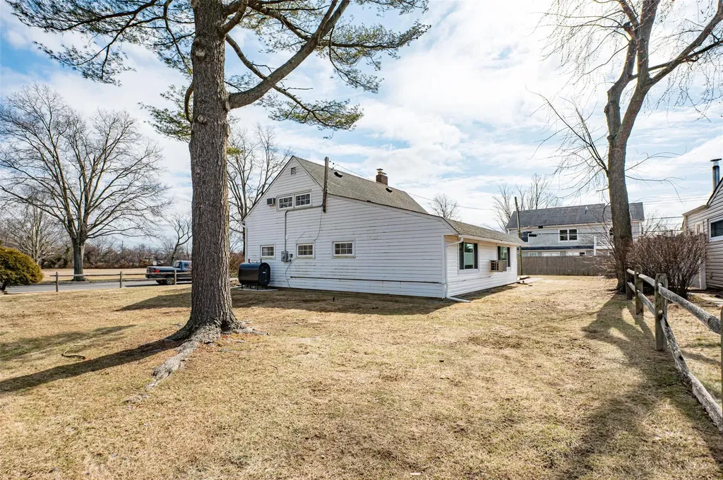 351 Duckpond Drive E Wantagh NY 11793