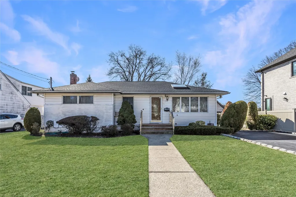 109 Nassau Drive Albertson NY 11507