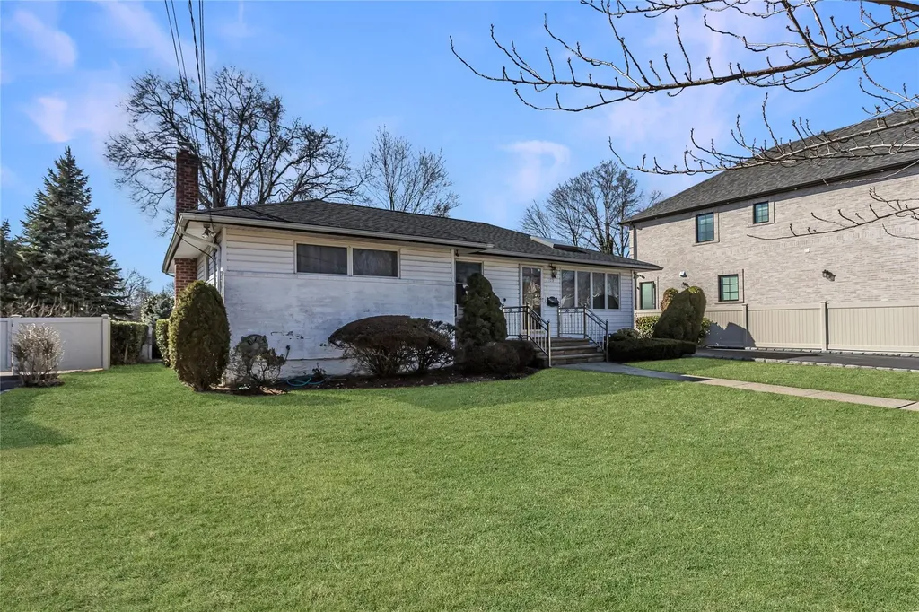 109 Nassau Drive Albertson NY 11507