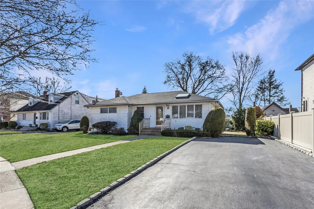 109 Nassau Drive Albertson NY 11507