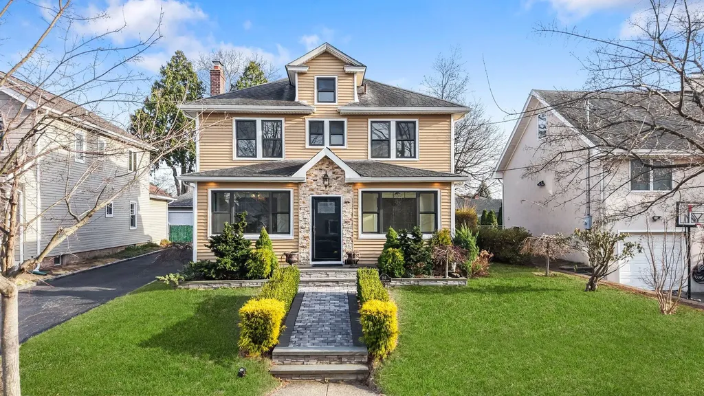 213 Pomander Road Mineola NY 11501