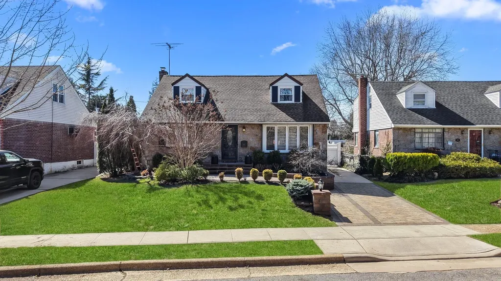 27 Crandall Drive Mineola NY 11501