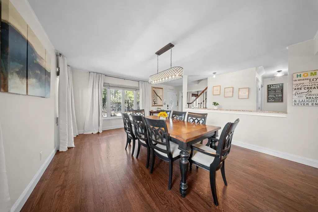 27 Crandall Drive Mineola NY 11501