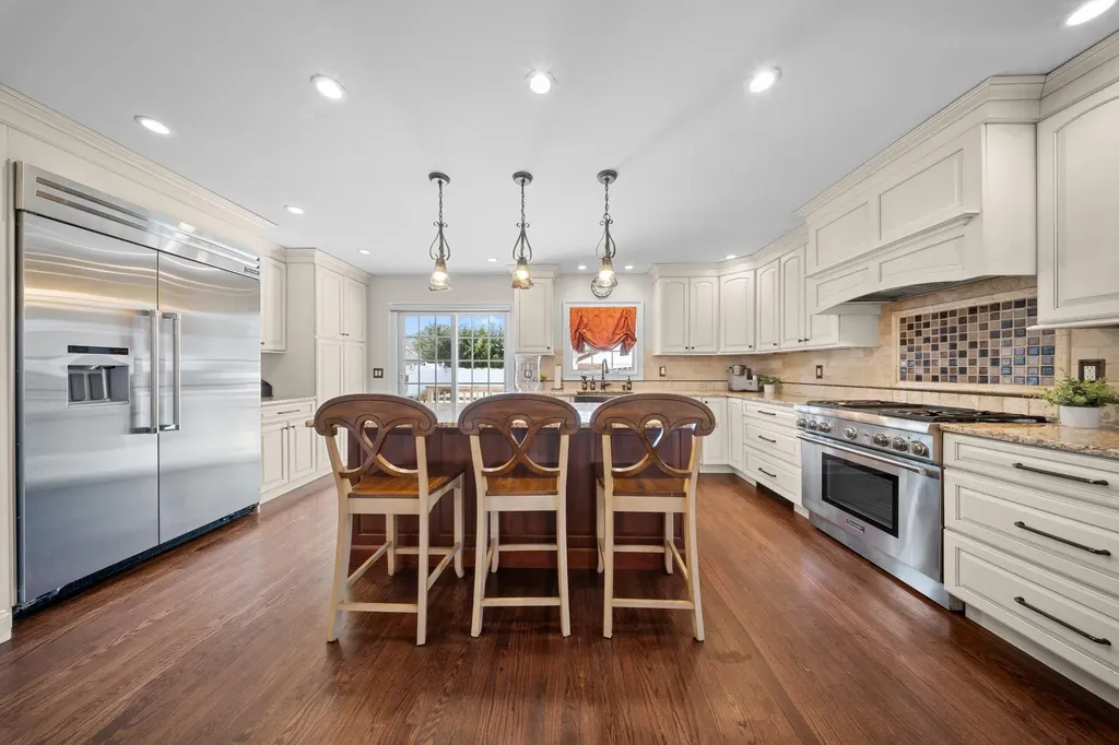 27 Crandall Drive Mineola NY 11501