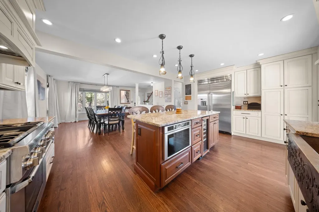 27 Crandall Drive Mineola NY 11501