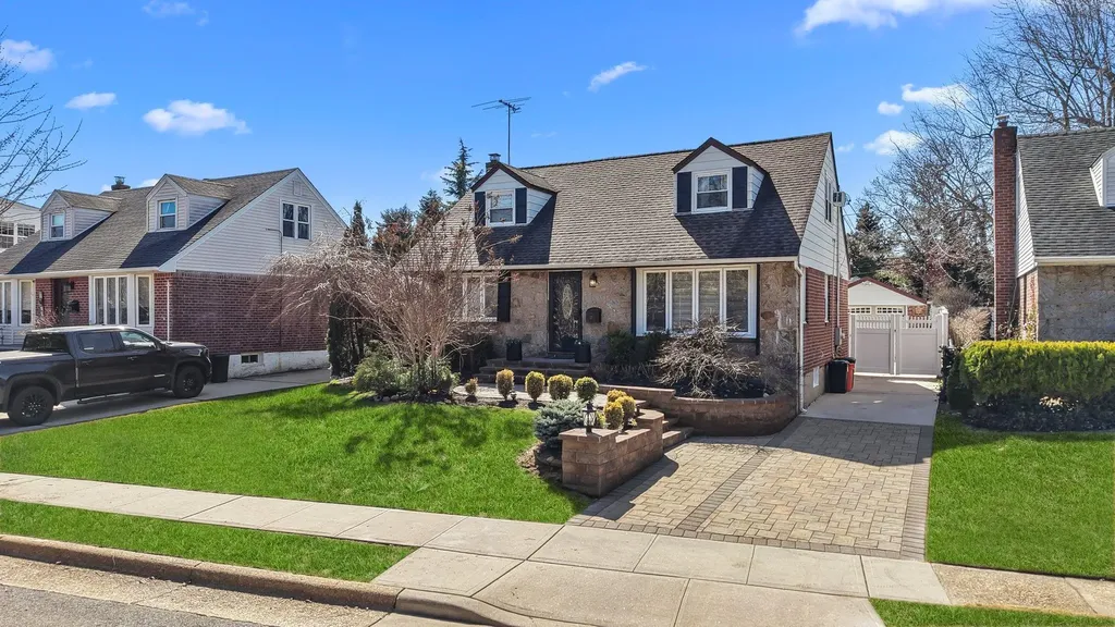 27 Crandall Drive Mineola NY 11501