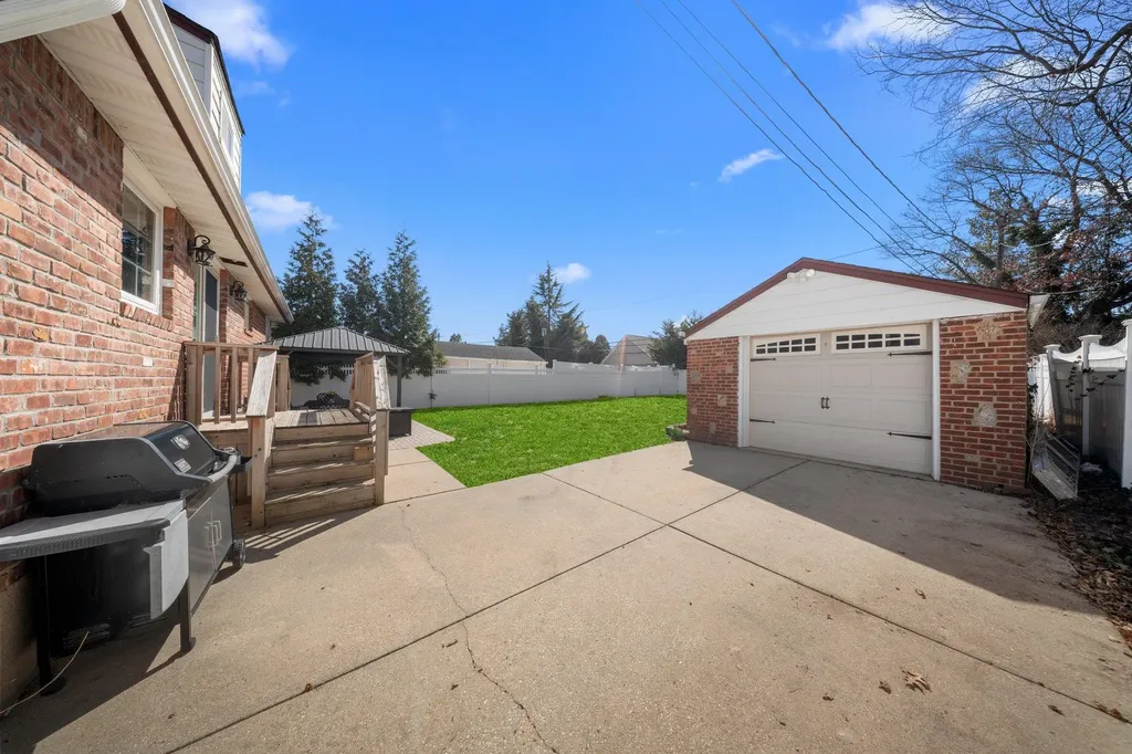 27 Crandall Drive Mineola NY 11501