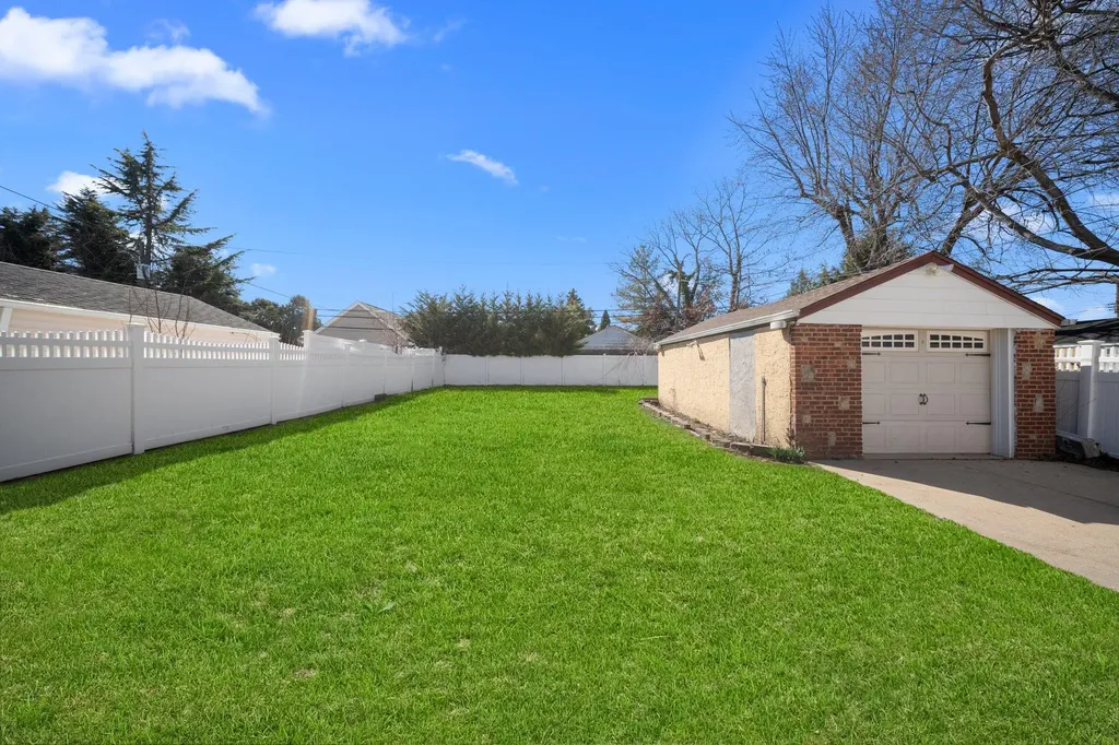 27 Crandall Drive Mineola NY 11501