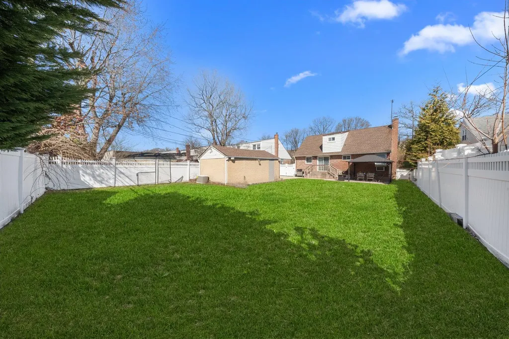 27 Crandall Drive Mineola NY 11501