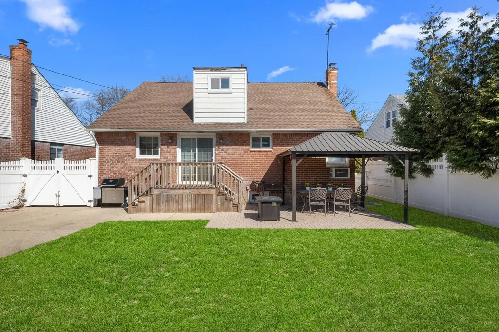 27 Crandall Drive Mineola NY 11501