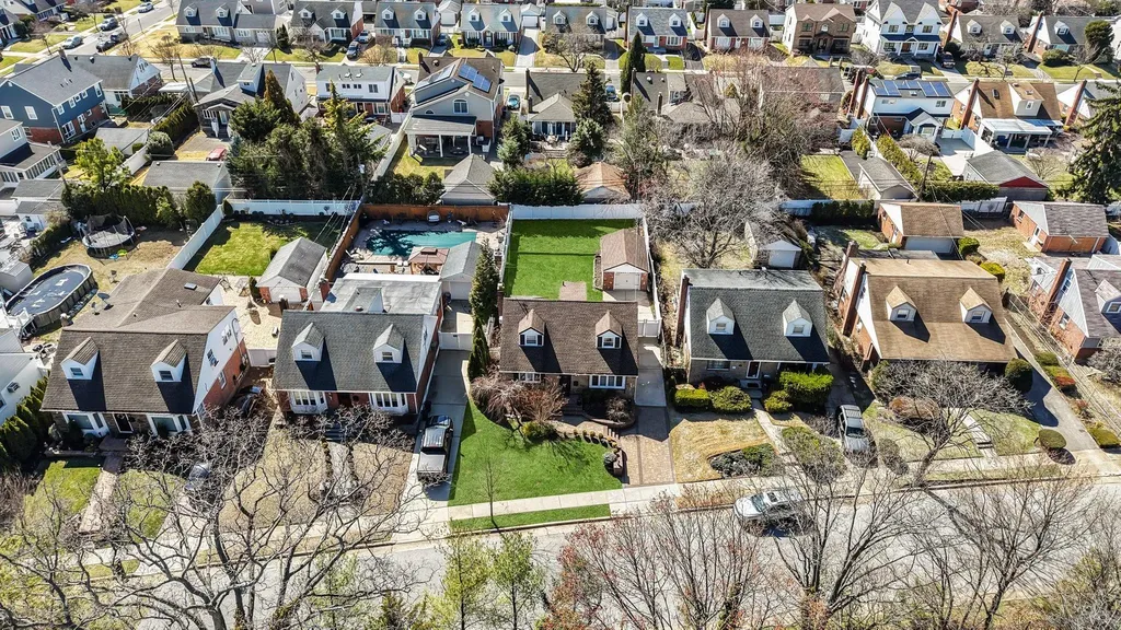 27 Crandall Drive Mineola NY 11501