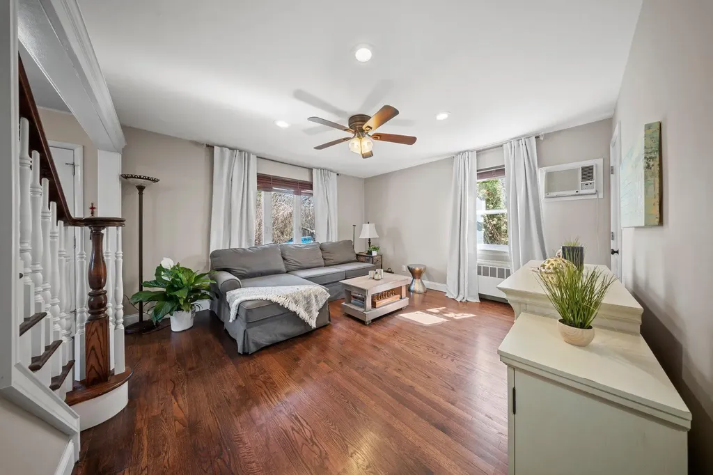 27 Crandall Drive Mineola NY 11501