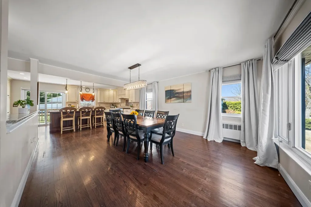 27 Crandall Drive Mineola NY 11501