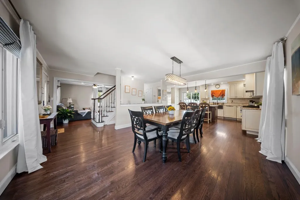 27 Crandall Drive Mineola NY 11501