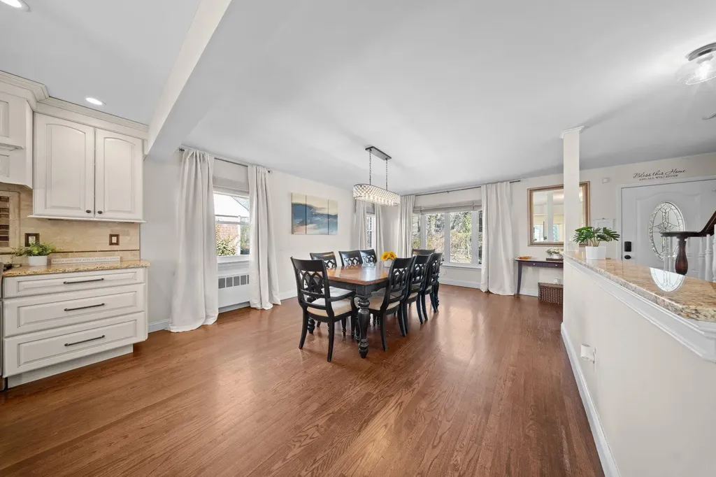 27 Crandall Drive Mineola NY 11501