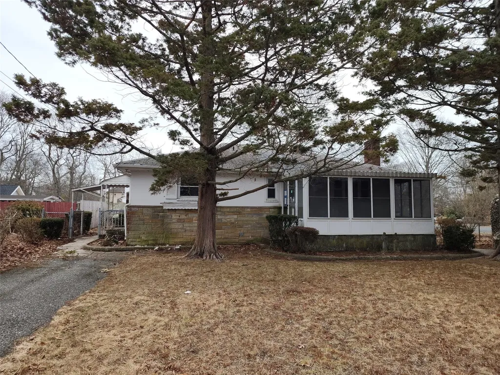 18 Merrick Road Shirley NY 11967
