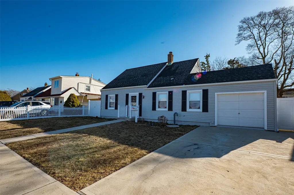 17 Aldin Lane Levittown NY 11756