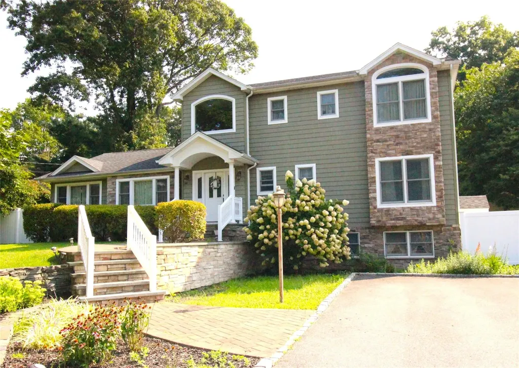 3 Robinhood Lane Brookhaven NY 11733