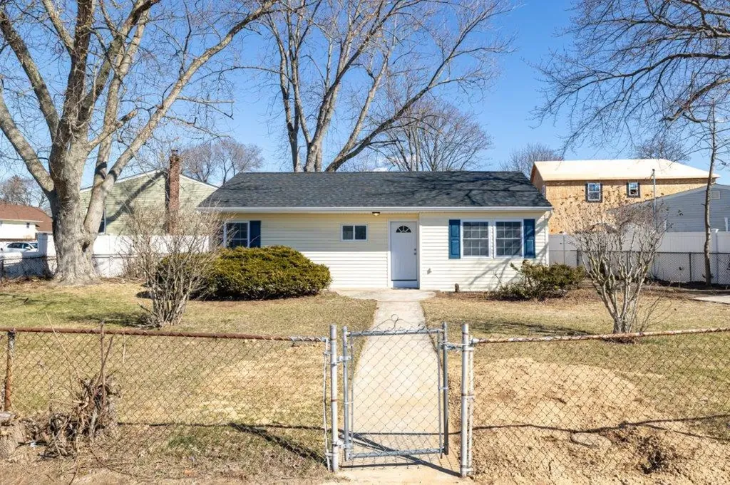 3 Emerald Lane N Babylon NY 11701