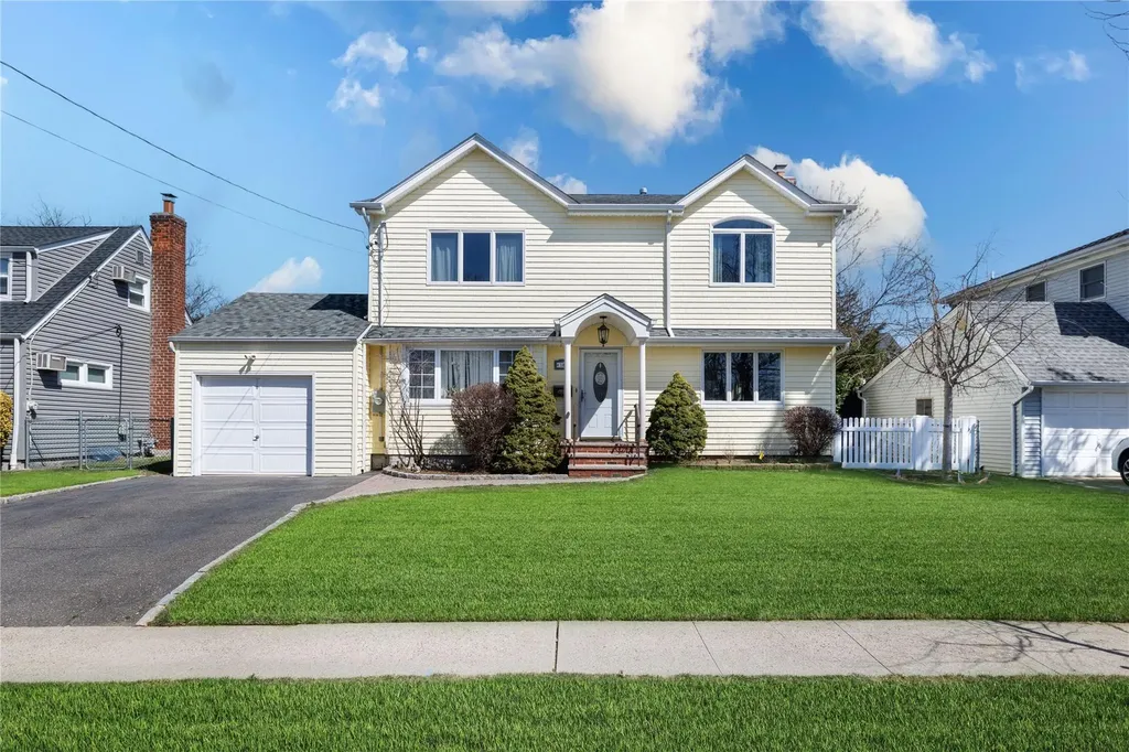 18 Bretton Road New Hyde Park NY 11040